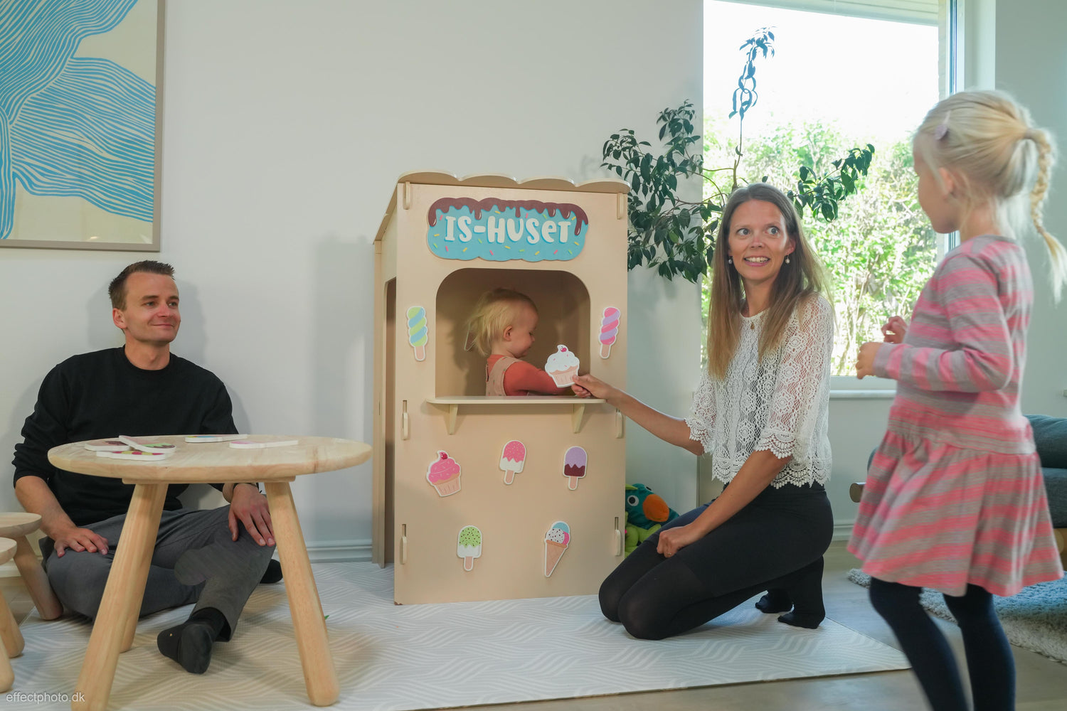 Family roleplaying ice cream shop